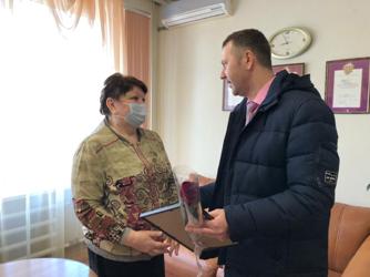 Валерий Козлов наградил благодарственными письмами Саратовской городской Думы директора школы и заведующего детского сада
